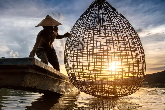 Fischer beim Morgenfischen im Mekong-Fluss