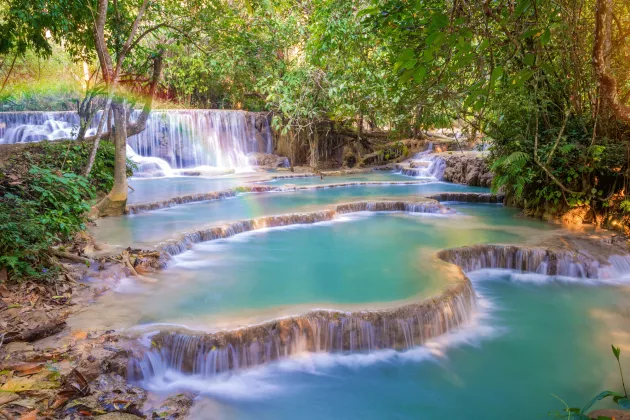 Wunderschöner Tat Kuang Si Wasserfall im Regenwald von Luang Prabang, Laos