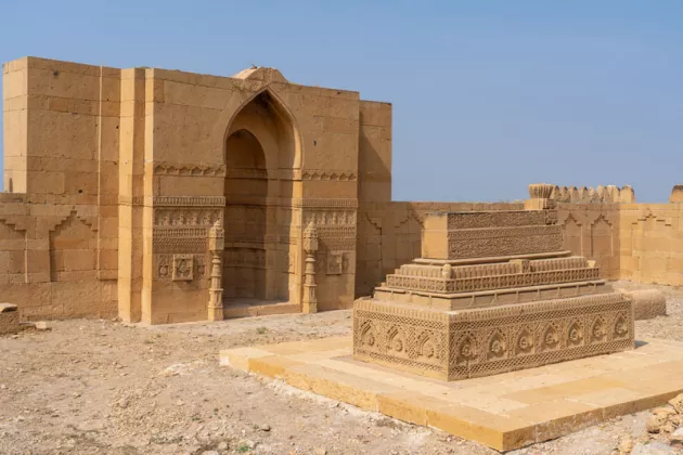 Blick auf das Mausoleum in Thatta