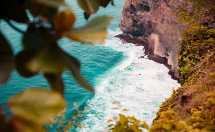 Wildes Meer in der Nähe von Felsen in Bali Indonesien