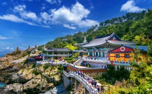 Haedong Yonggungsa-Tempel und Haeundae-See in Busan, Südkorea.