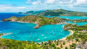 Panoramablick auf die malerische Landschaft von Shirley Heights in Antigua und Barbuda