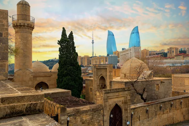 Kontrast von historischer und zeitgenössischer Architektur in Baku, Aserbaidschan.