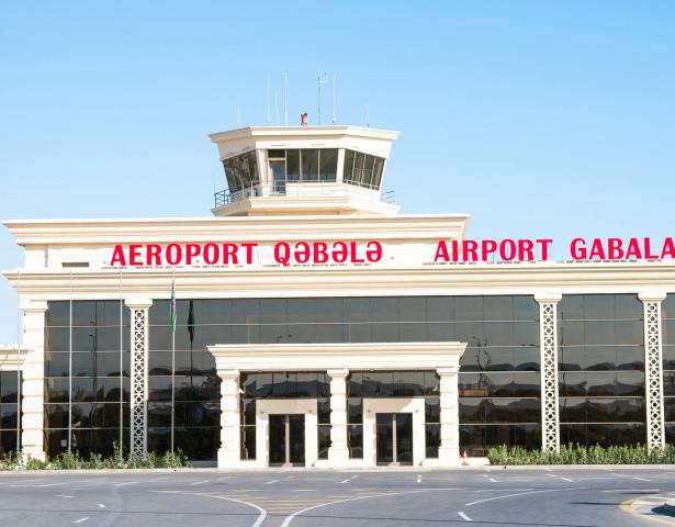 Flughafen Gabala in Aserbaidschan, wichtiger Verkehrsknotenpunkt für Reisende