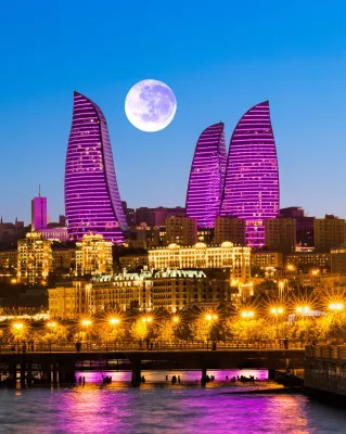 Beeindruckende Nachtansicht der beleuchteten Wolkenkratzer in Baku, Aserbaidschan