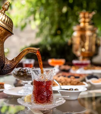 Traditioneller aserbaidschanischer Samovar mit Tee