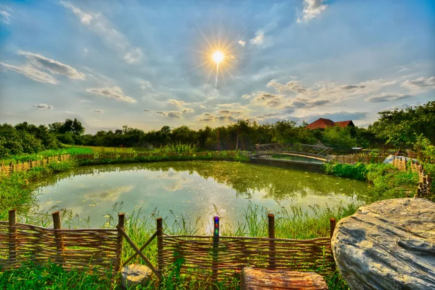 Atemberaubender Sonnenuntergang im Dorf Nich in der Gabala-See-Region, Aserbaidschan