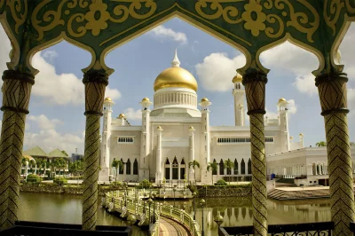 Omar Ali Saifuddien Moschee, Lambak Kanan, Brunei