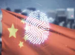 Fingerabdruck Hologramm auf China Flagge vor Stadtkulisse