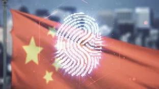 Fingerabdruck Hologramm auf China Flagge vor Stadtkulisse