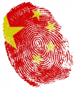 Farbiger Fingerabdruck mit China-Flagge auf weißem Hintergrund