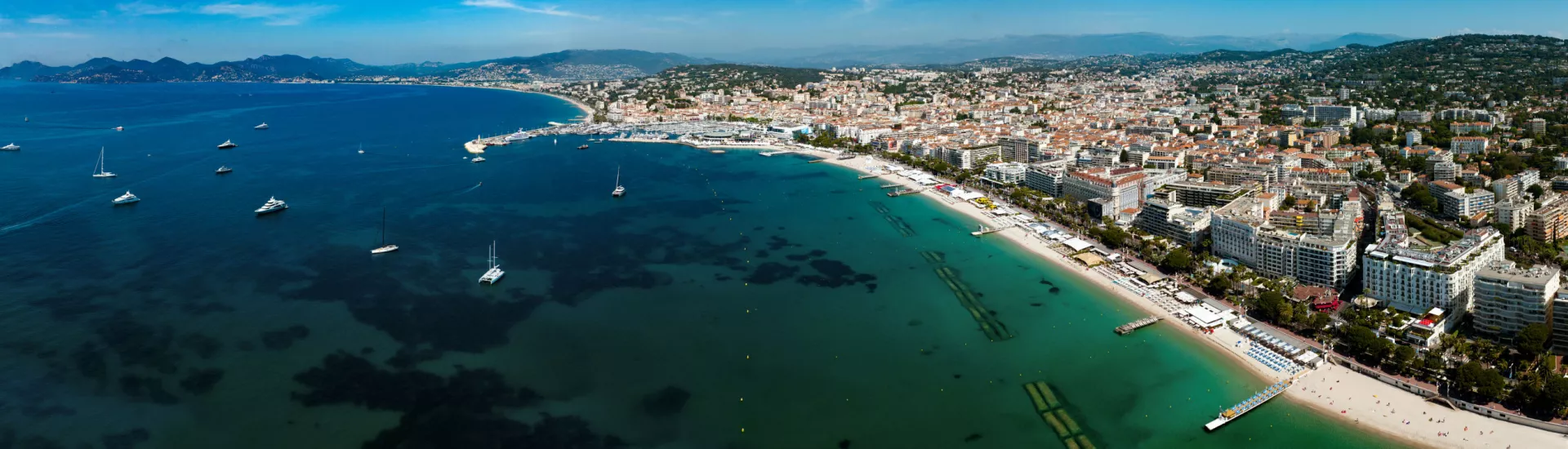 Luftaufnahme der Côte d'Azur an einem sonnigen Nachmittag