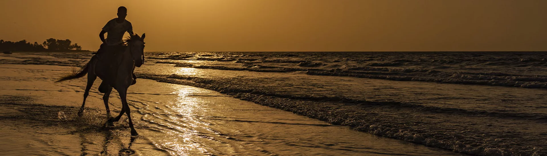Reiter bei Sonnenuntergang, Fischerdorf Tanjil, Gambia, Afrika