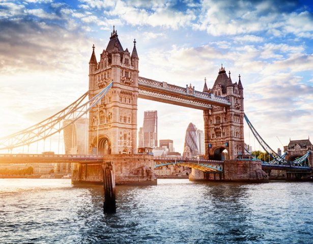 Tower Bridge in London, Großbritannien, bei Sonnenuntergang