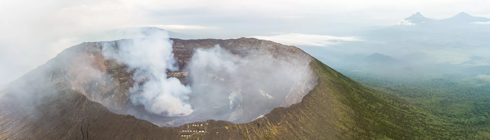 Vulkan Nyiragongo mit Lavasee in Kongo 