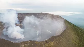 Vulkan Nyiragongo mit Lavasee in Kongo 
