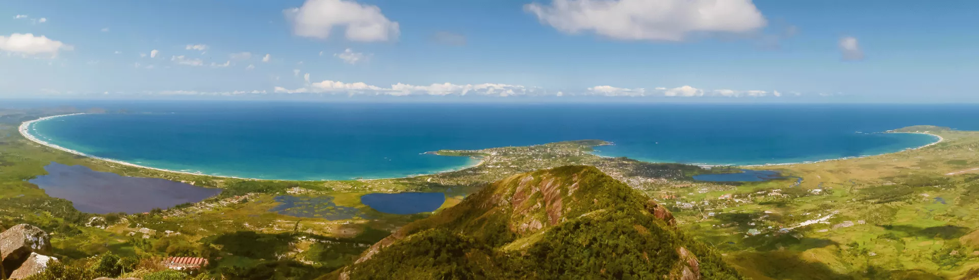 Beeindruckende Panoramaansicht von Tolanaro (Fort Dauphin), Madagaskar, mit Küstenlinie und umliegender Landschaft.