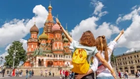 Junge Studenten am Rotem Platz in Moskau 