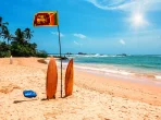 Surfbrett und Flagge von Sri Lanka am Strand