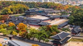 Herbstansicht des Changdeokgung-Palastes in Seoul, Südkorea