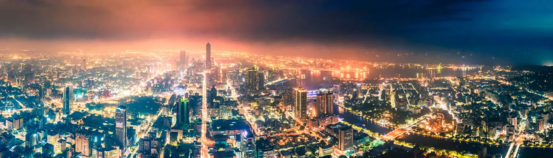 Luftaufnahme der Skyline von Kaohsiung bei Nacht. Taiwan