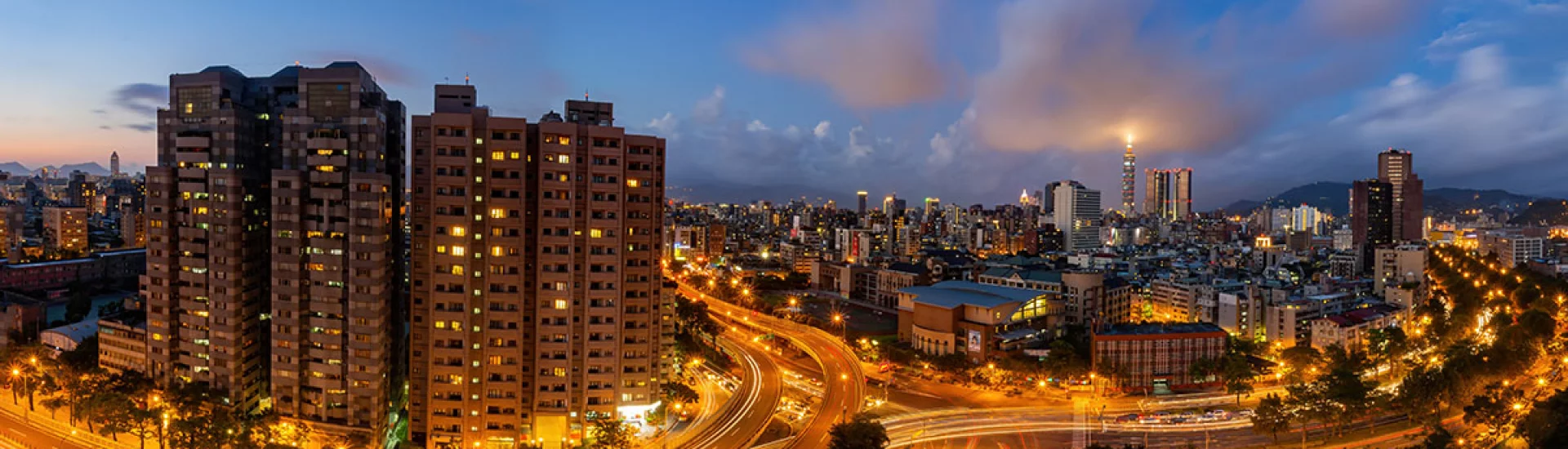 Nachtluftbild der Taipei Paradise-Wohnanlage