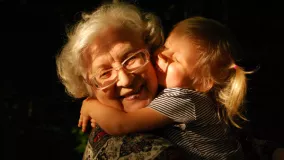 Oma und Enkel vereint dank Besuchervisum