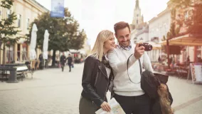 Touristen erkunden die Stadt