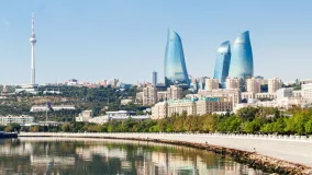 Panoramablick auf den Baku Boulevard
