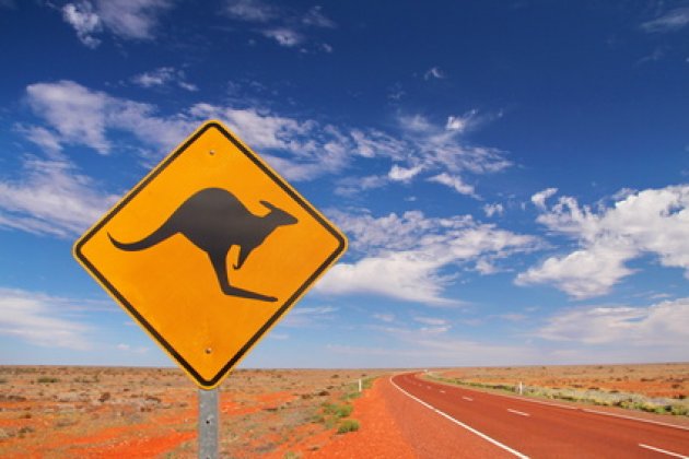 Endlose Straße im Outback von Australien 