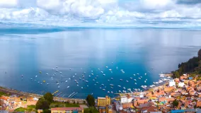 Panorama auf Copacabana und den Titicaca-See