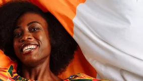 Afrikanische Frau mit der Flagge der Elfenbeinküste