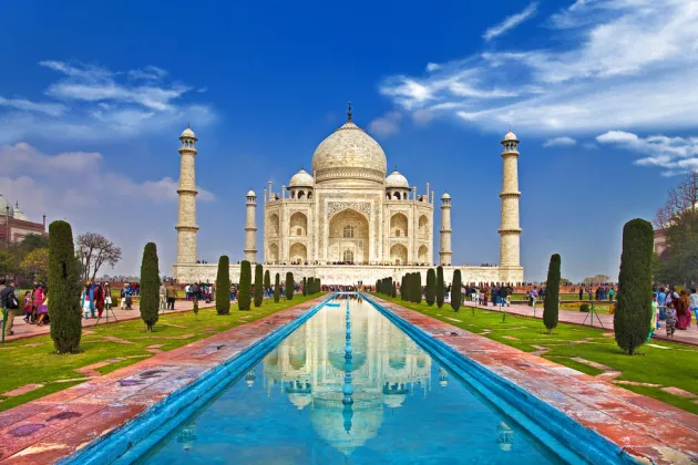 Der Tadsch Mahal, ein weltberühmtes Beispiel für indische Architektur und Kunst in Agra, Indien