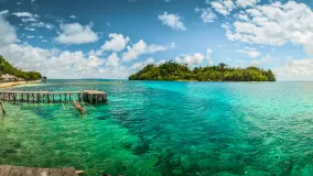 Paradiesische Bucht in Katupat auf Indonesien