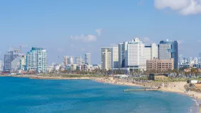 Blick auf den Stand und die Wolkenkratzer von der Stadt Tel Aviv