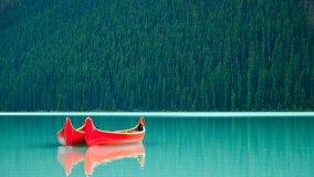 Rote Kanus im türkisfarbenen Lake Louise im Banff National Park