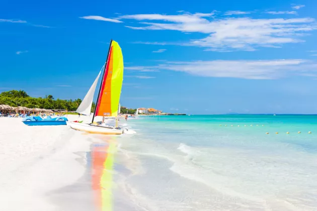 Segelboot am Strand von Varadero