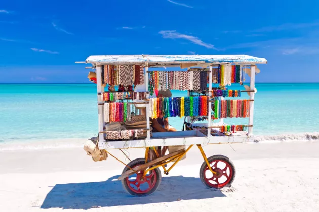 Souvenirs am Strand von Kuba kaufen