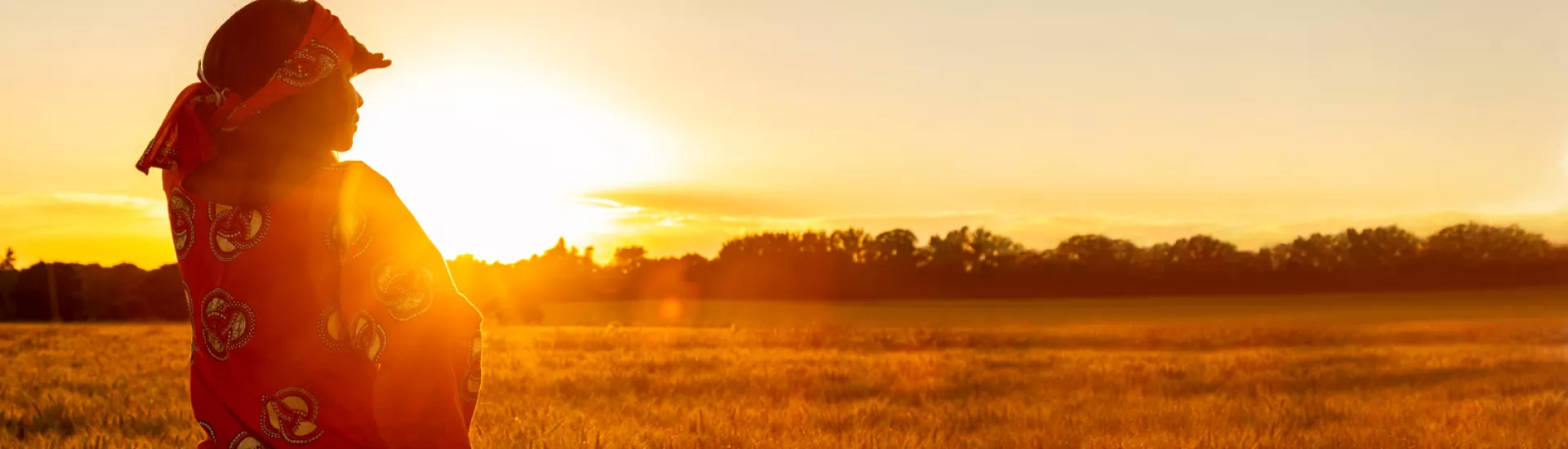 Frau im Sonnenuntergang in Mali