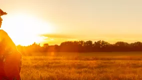 Frau im Sonnenuntergang in Mali