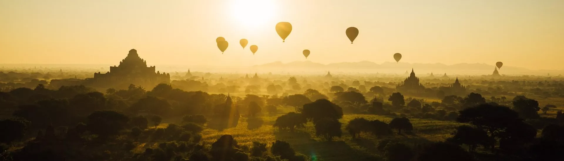 Heißluftballons im Sonnenuntergang von Bagan