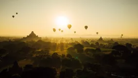 Heißluftballons im Sonnenuntergang von Bagan