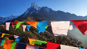 Buddhistische Flaggen auf dem Himalaya Gebirge in Nepal