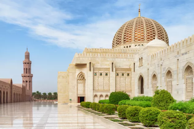 Blick auf den Hof der Sultan Qaboos Moschee in Muskat