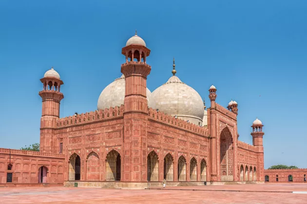 Badshai Moschee am Fluss Ravi in Lahore