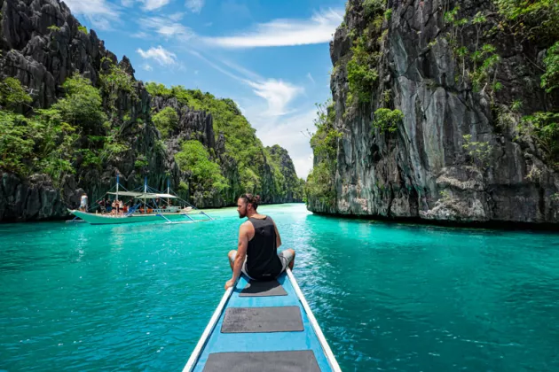 Inselwelt mit dem Boot erkunden bei El Nido