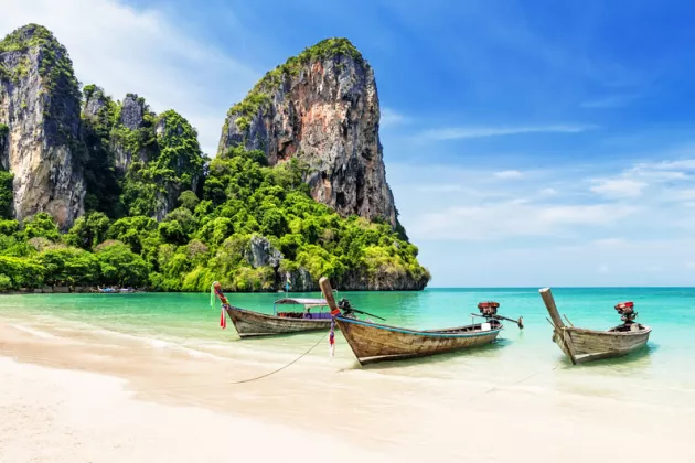 Longtail Boote an einer Badebucht auf Ko Phi Phi