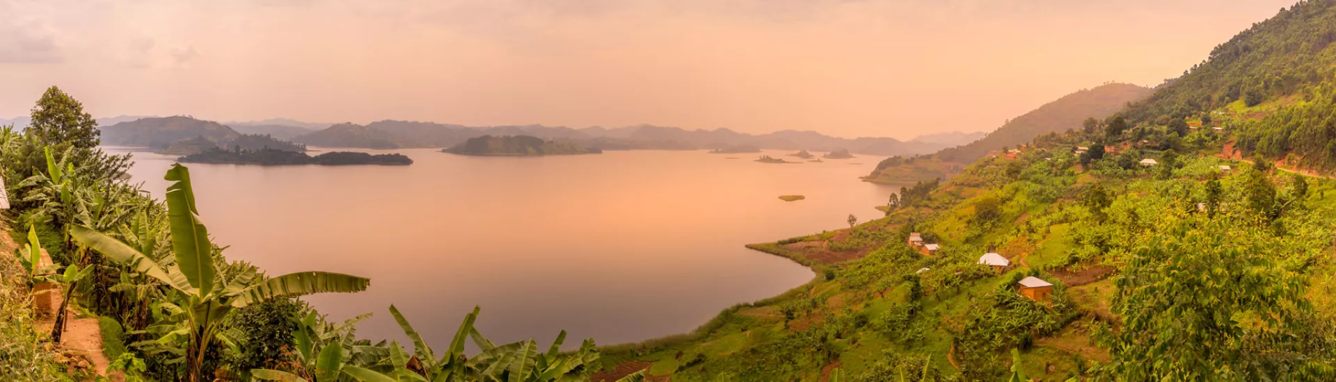 Panoramablick auf den Kratersee in Uganda bei Sonnenuntergang.