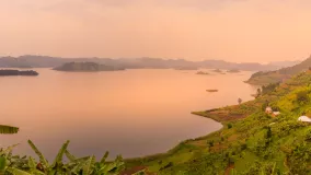 Panoramablick auf den Kratersee in Uganda bei Sonnenuntergang.