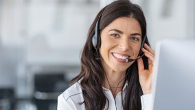 Mitarbeiterin unterstützt Kunden telefonisch